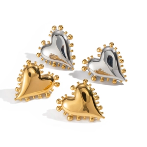 Boucles d'oreilles cœur géométriques avec bordure perlée en finitions or et argent