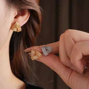 Boucles d'oreilles clous géométriques nœud triangle avec pavage micro de zircons brillants