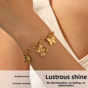 Détails du bracelet chaîne O plaqué or avec des breloques en forme de papillon et fleurs