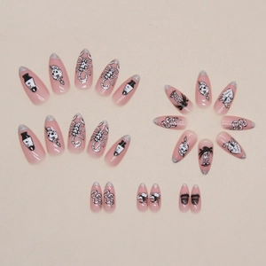Vue détaillée d'ongles amande avec base rose, paillettes argentées et motifs gothiques