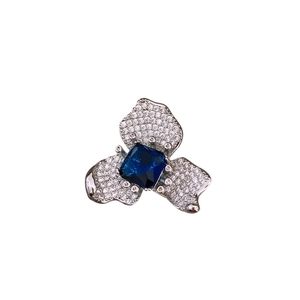 Bague ouverte vintage fleur en argent avec gemme bleu marine et pétales en zircon