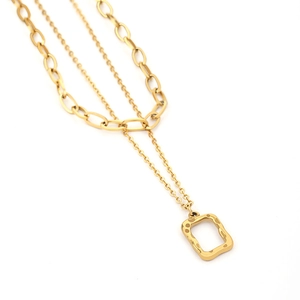Details einer mehrlagigen goldenen Edelstahlkette mit ovalen Gliedern und Anhänger