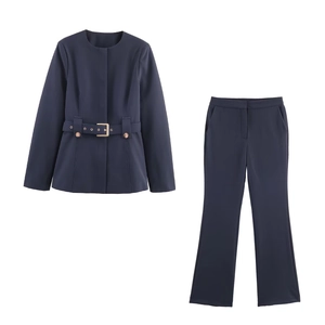 Ensemble tailleur cintré bleu foncé pour femme avec veste ceinturée et pantalon évasé