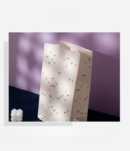 Detail of 150g thickened white kraft paper bag with elegant floral pattern and smooth texture