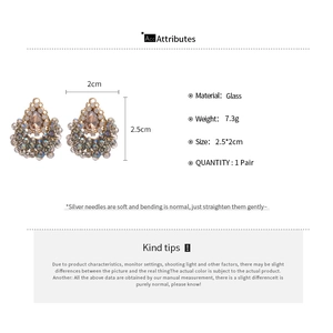 Détail de boucles d'oreilles en cristal goutte avec tiges en argent et dimensions 2,5x2cm