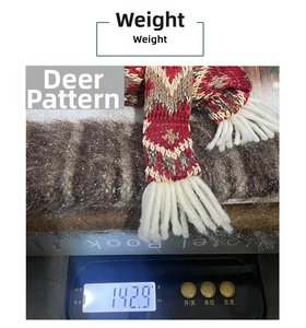 Vista dettagliata che mostra il peso di una federa natalizia con motivo a renna (142,9 g).