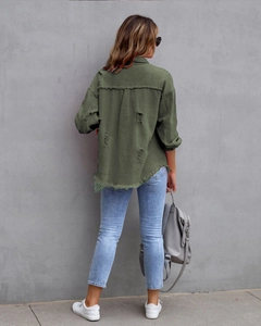 Rückansicht der verwitterten armee grünen Jeansjacke mit ausgefransten Kanten und Rissen