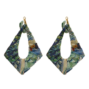 Orecchini geometrici a rombo con tessuto blu-verde e ganci in metallo dorato