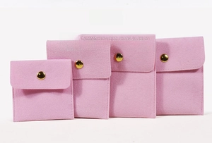 Pochettes à bijoux en microfibre rose avec boutons pressions dorés pour bagues