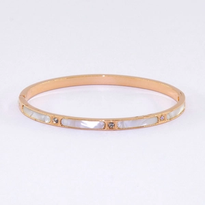 Eleganter offener Armreif aus Gold-Titanstahl mit weißer Muschel-Einlage und Diamanten