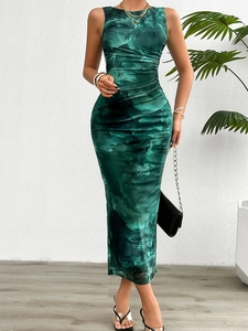 Détail d'une robe longue sans manches vert tie-dye avec un design froncé ajusté élégant