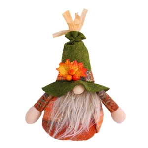 Herfst kabouter pluche met groene vilten hoed en oranje esdoornblad decoratie