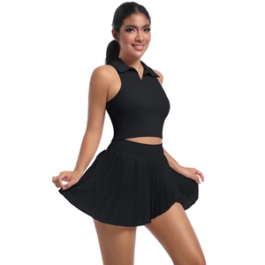 Détail d'un ensemble sport noir avec crop top sans manches à col et mini-jupe plissée
