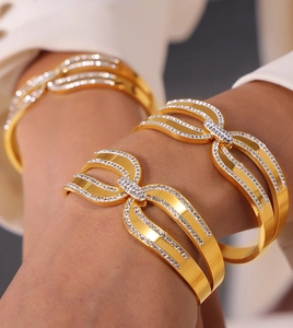 Vue détaillée du bracelet multicouche plaqué or 18k avec des pierres de zircon brillantes