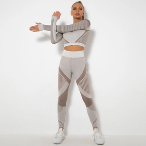 Dettaglio del set da yoga senza cuciture con tessuto patchwork grigio e trama a coste