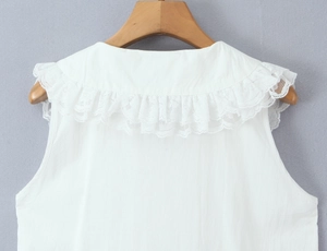 Détail du col en dentelle blanche élégante et du tissu respirant de la robe pour femme