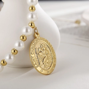 Collier avec pendentif Saint Christophe en acier doré et perles blanches nacrées