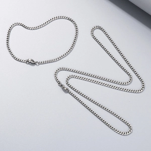 Vue détaillée de l'ensemble collier et bracelet à mailles gourmette en acier titane argenté