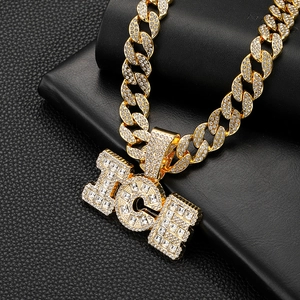 Détail macro du pendentif ICE en or glacé sur une chaîne cubaine hip hop étincelante