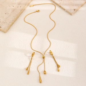 Elegantes Set aus goldener Titanstahl-Halskette und langen Tropfenohrringen