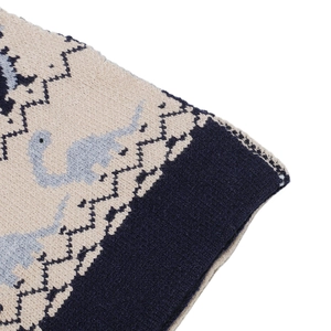 Détails rapprochés d'une écharpe en tricot pour enfants avec motifs de dinosaures en jacquard