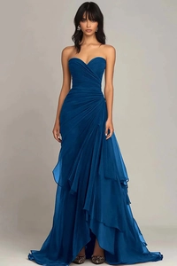 Détails des volants superposés et du tissu fluide de cette robe de soirée bleu royal