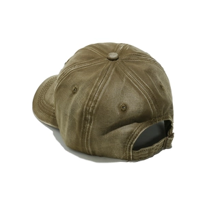 Détail de la casquette de baseball en coton lavé vintage avec boucle métallique réglable