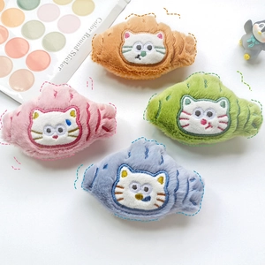Mise à plat de broches chat en peluche colorées rose, orange, vert et bleu en fourrure