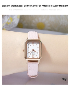 Nahaufnahme der GEDI rechteckigen Goldenuhr mit rosa Lederarmband am Handgelenk