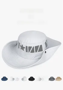 Détail d'un chapeau de soleil à large bord avec maille respirante et diverses couleurs