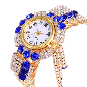 Elegante goldene Quarzuhr für Damen mit dunkelblauen Kristallen und Hohlarmband