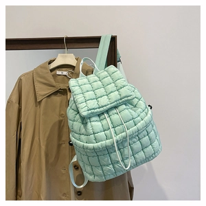 Dettaglio dello zaino trapuntato verde menta con chiusura a coulisse e texture in nylon