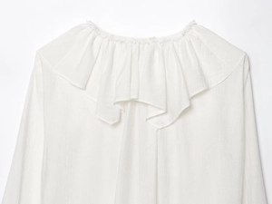 Detailopname van de witte ruches V-hals met geplooide stof met verticale textuur