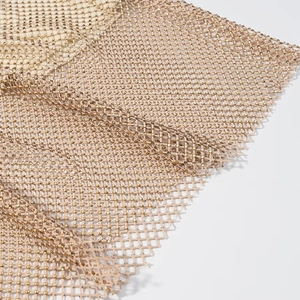 Abito sexy con scollo all'americana in mesh champagne con strass dorati e taglio a trapezio
