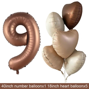 Detalle del globo número 9 oro rosa y globos de corazón para decoración de fiesta
