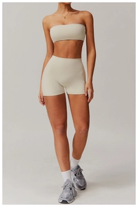 Details des beige nahtlosen Yoga-Sets mit trägerlosem Sport-BH und High-Waist-Shorts