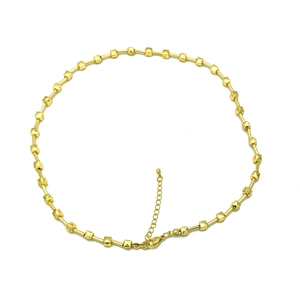 Dettaglio della collana a maglie di bambù bicolore oro con chiusura a moschettone regolabile