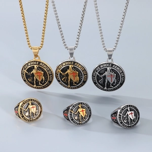 Détail de parures de bijoux Chevalier Templier avec croix rouge et verset biblique