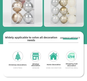 Detail of 8cm gold and white Christmas balls with snowflake patterns in PVC box