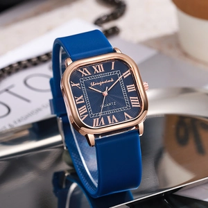 Montre carrée élégante pour femme avec boîtier or rose et cadran bleu