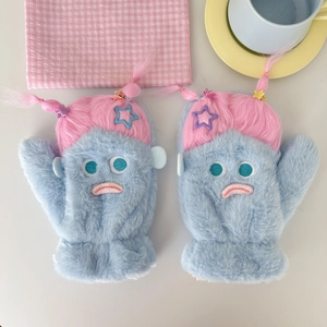 Détail de moufles en peluche bleu clair avec broderies sur tissu à carreaux rose