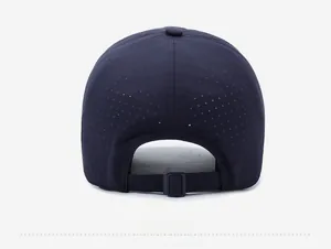 Dettaglio dei fori di ventilazione laser e del cinturino regolabile sul cappello blu