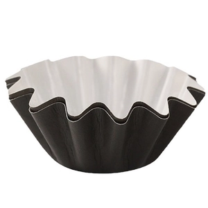 Pirottini per cupcake marrone scuro a forma di fiore con interno bianco e bordi ondulati