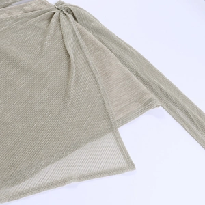 Détail du tissu scintillant champagne avec anneaux métalliques et texture plissée