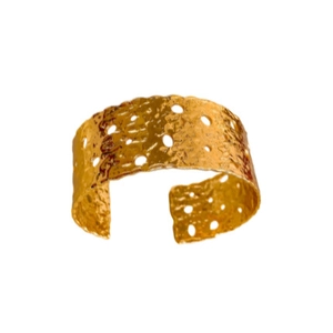 Brazalete ancho dorado con textura martillada, recortes redondos y diseño abierto