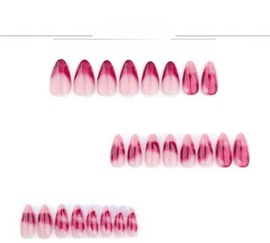 Détail d'ongles amande artificiels avec dégradé rouge marbré et finition brillante