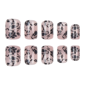 Faux ongles courts carrés dégradés rose avec motifs floraux à l'encre noire
