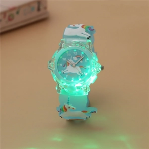 Dettaglio dell'orologio da bambini con unicorno, retroilluminazione LED verde e cinturino blu