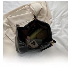 Détails de l'intérieur d'un sac cabas en cuir noir montrant sa grande capacité de rangement