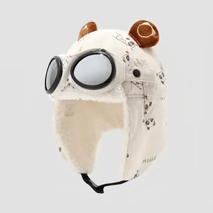 Detailansicht der Kinder Fliegermütze mit Fliegerbrille und niedlichen Bärenohren